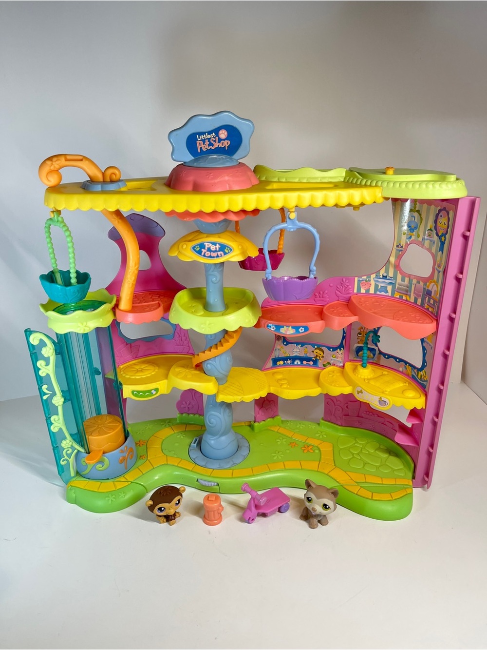 2006 Vintage Littlest Pet Shop LPS Round N Round Pet Town Playset #358 Dog #359